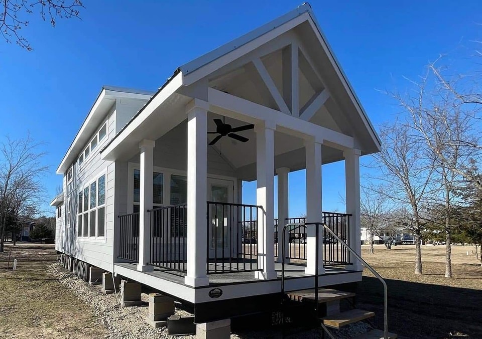 Parkview" 1 bed/1 Bath 399 sq Foot RV Park Model Tiny House